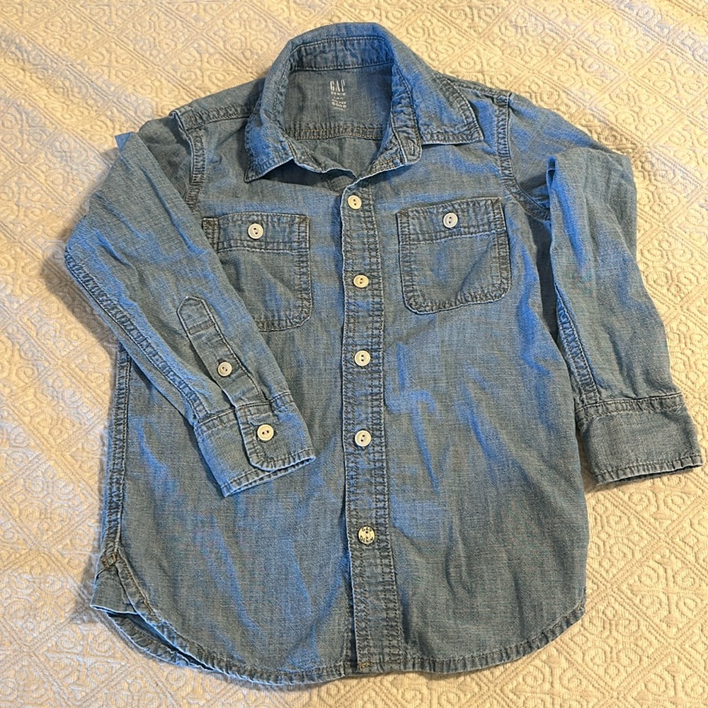 Boys Gap Denim Shirt Sz S 6-7 light wash button up long sleeve collar good